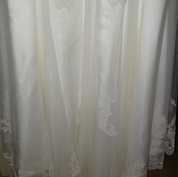 Wedding gown - Picture 2 of 5